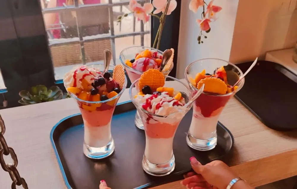 Coppe di gelato con panna e frutta fresca
